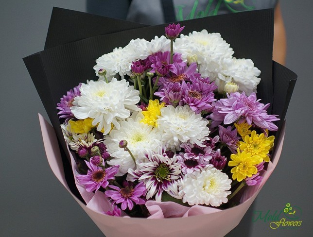 Buchet de crizanteme albe, galbene și roz foto